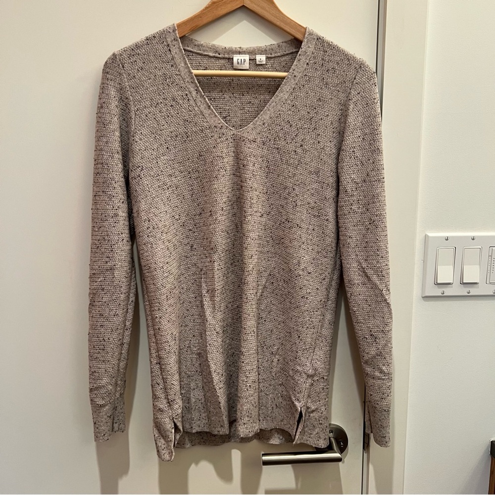 GAP Women's V-Neck Sweater in Heathered Greige